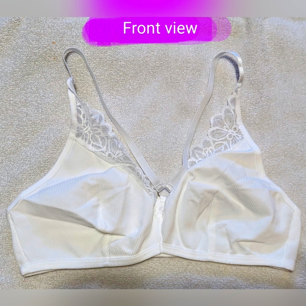 BNWT size medium bralette, white colour, pullover style